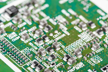 Obraz premium Close-up of a green computer printed circuit board with chips
