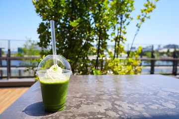 海岸・海辺のカフェで抹茶フラペチーノ（神奈川県横浜市中区・みなとみらい）