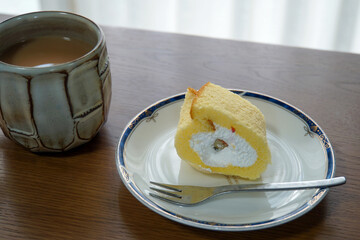 ロールケーキとミルクティー