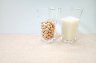 グラスに入った豆乳と大豆
