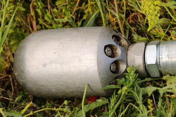 Düse zum Reinigen von Kanälen auf einer Wiese