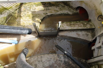 Blick von oben in einen Abwasserschacht