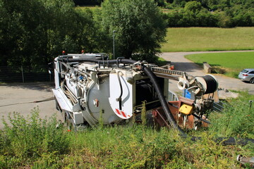 Blick von oben auf einen Saugwagen zur Reinigung von Kanälen