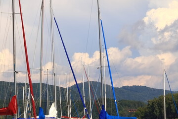 Sailing harbor on the lake. Sailboats masts against the blue sky.
Przystań żeglarska na jeziorze....