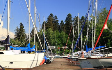 Sailing harbor on the lake. Sailboats masts against the blue sky.
Przystań żeglarska na jeziorze. Maszty żaglówek na tle błękitnego nieba. Jezioro Solińskie w Bieszczadach.