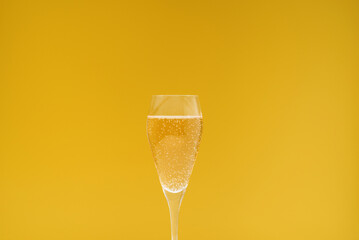 Copa de champán burbujeante sobre fondo dorado