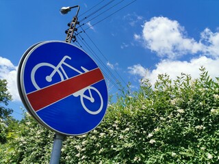 Znak drogowy C-13a - koniec drogi dla rowerów. Zdjęcie zrobione 11 czerwca 2022 roku.  - obrazy, fototapety, plakaty