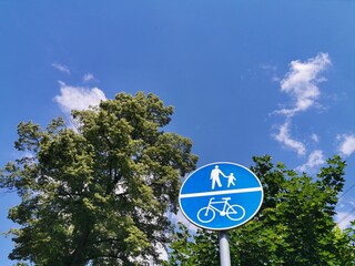 Znak C-16/C-13 - droga dla pieszych i rowerzystów. Zdjęcie zrobione 11 czerwca 2022 roku.  - obrazy, fototapety, plakaty