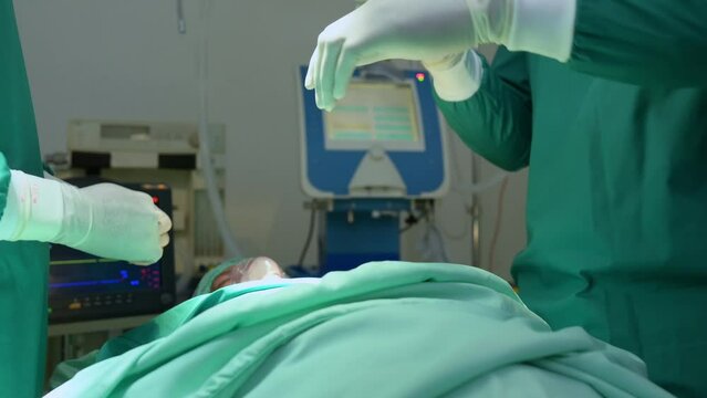 A team of doctors in the operating room mourns the patient who died after performing CPR on a shock patient had failed unable to stimulate the heart to return to normal beating