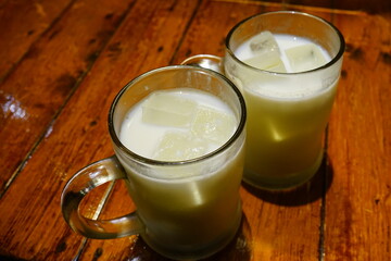 Lassi, Sweetened Yogurt Drink in India - インド 飲料 ラッシー