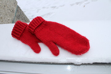 red gloves on the snow