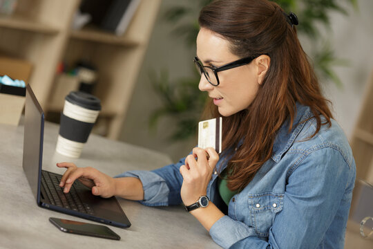 woman buy in online