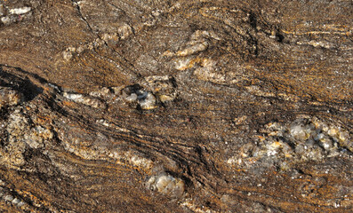 Textura de rocha desgastada pela água do mar, erosão marítima na pedra com linhas de movimento