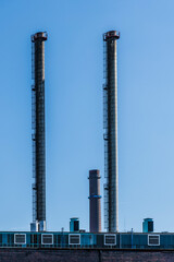 Schornsteine einer Fabrik im Industriegebiet von Linz an der Donau