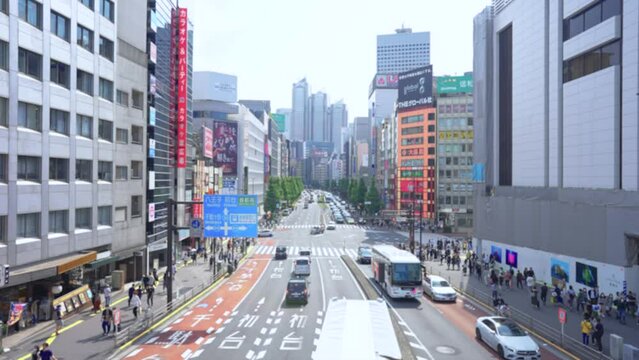 新宿駅南口の風景映像（ぼかし有り）