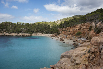 Ibiza,zatoka z lazurem morza.