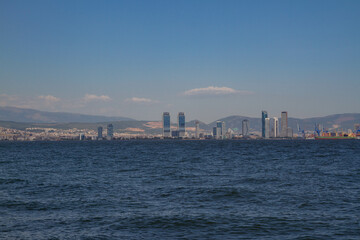 Obraz premium city skyline at sunset, city view with sea