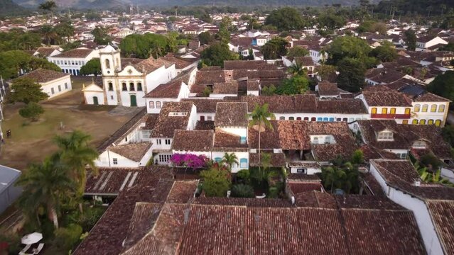 Vis&atilde;o a&eacute;rea sobre as casas, telhados, igrejas e ruas da cidade colonial de Paraty no estado do Rio de Janeiro, Brasil
