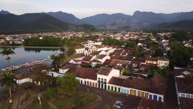 Vis&atilde;o a&eacute;rea sobre as casas, telhados, igrejas e ruas da cidade colonial de Paraty no estado do Rio de Janeiro, Brasil