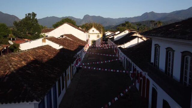 Vis&atilde;o a&eacute;rea sobre as casas, telhados, igrejas e ruas da cidade colonial de Paraty no estado do Rio de Janeiro, Brasil