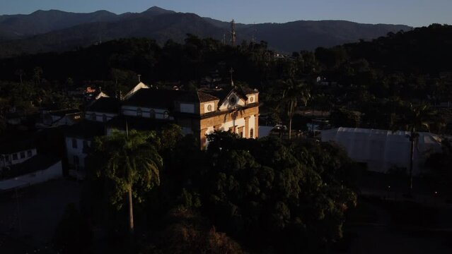 Vis&atilde;o a&eacute;rea sobre a igreja de Nossa Senhora dos Remedios na cidade colonial de Paraty no estado do Rio de Janeiro, Brasil