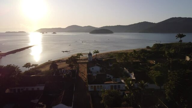 Vis&atilde;o a&eacute;rea sobre as casas, telhados, igrejas e ruas da cidade colonial de Paraty no estado do Rio de Janeiro, Brasil