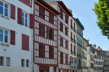 Fototapeta na wymiar Rénovation de bâtiments anciens à Bayonne, au Pays basque