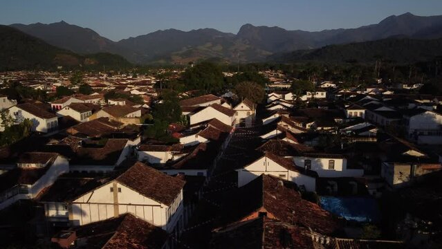 Vis&atilde;o a&eacute;rea sobre as casas, telhados, igrejas e ruas da cidade colonial de Paraty no estado do Rio de Janeiro, Brasil