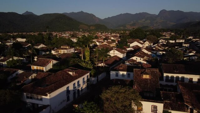 Vis&atilde;o a&eacute;rea sobre as casas, telhados, igrejas e ruas da cidade colonial de Paraty no estado do Rio de Janeiro, Brasil