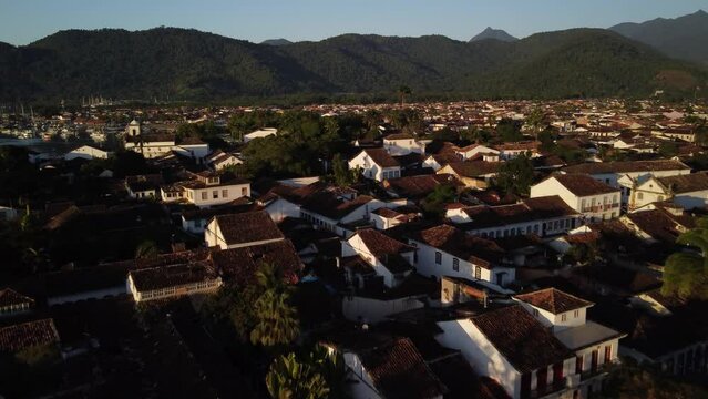 Vis&atilde;o a&eacute;rea sobre as casas, telhados, igrejas e ruas da cidade colonial de Paraty no estado do Rio de Janeiro, Brasil