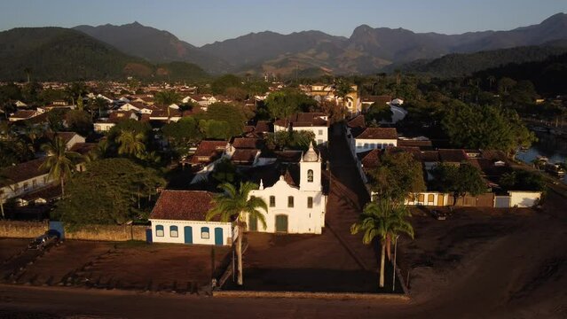 Vis&atilde;o a&eacute;rea sobre as casas, telhados, igrejas e ruas da cidade colonial de Paraty no estado do Rio de Janeiro, Brasil