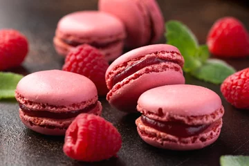 Keuken spatwand met foto Homemade raspberry macarons, french sweet sandwich cookies © grinchh