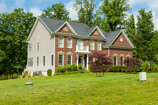 Gorgeous landscape with a single family house with a lawn. House in the suburbs of Leesburg in the USA.