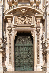 Elewacja katedry w Mediolanie, widok na frontowe drzwi