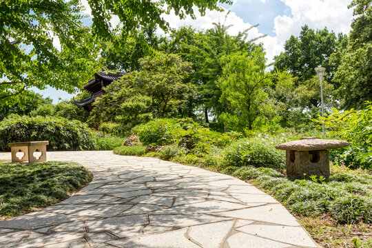 Weg durch den Chinesischen Garten im Luisenpark Mannheim, Baden-W&uuml;rttemberg