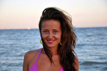 happy young mulato woman at sea beach - obrazy, fototapety, plakaty
