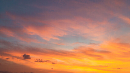 Obraz premium Dramatic sunset sky with evening sky clouds lit by bright sunlight