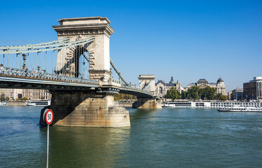 Obraz premium View of the Chain bridge on Danube river in Budapest