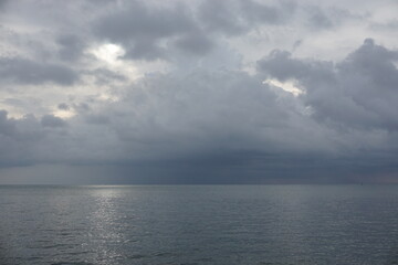 梅雨空,雨雲広がる