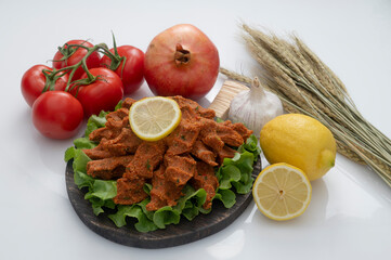 Cigköfte  rohe “Frikadellen” aus Bulgur