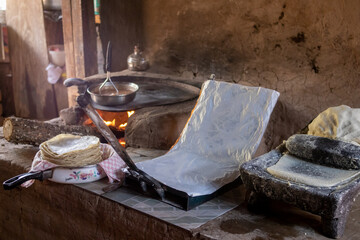 preparacion de nixtamal de maiz, para la elaboracion de tortillas torteadas en cocinas tradicionales mexicanas, en san gregorio, mixtlan, jalisco