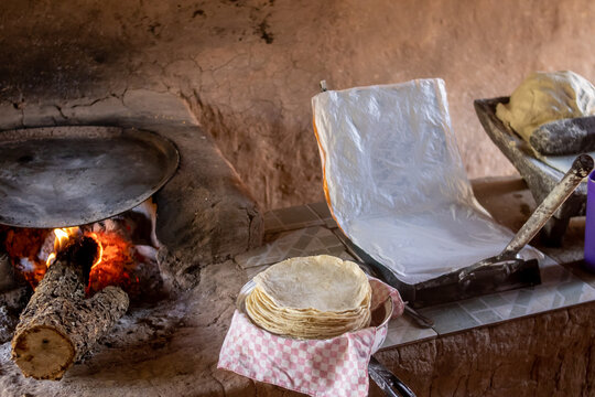 preparacion de nixtamal de maiz, para la elaboracion de tortillas torteadas en cocinas tradicionales mexicanas, en san gregorio, mixtlan, jalisco