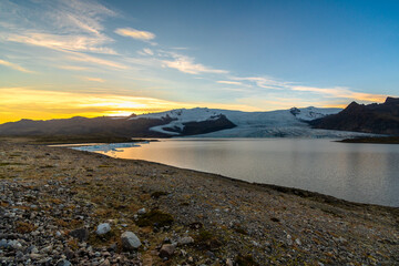 der unglaublich schöne Fjallsárlón Gletscher auf Island, direkt an der Ringstraße, bei Sonnenuntergang