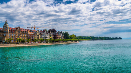 Konstanz Panoramablick im Sommer am schönen Bodensee mit blauen Himmel	