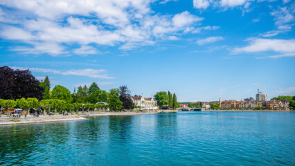 Fototapeta na wymiar Konstanz Panoramablick am schönen Bodensee mit blauen Himmel und Sonnenschein 