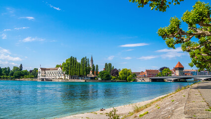 Panoramablick Konstanz am schönen Bodensee mit blauen Himmel	