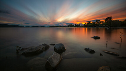 Seeufer Radolfzell am Bodensee im Sommer mit bunten Wolken am Himmel Sonnenuntergang 