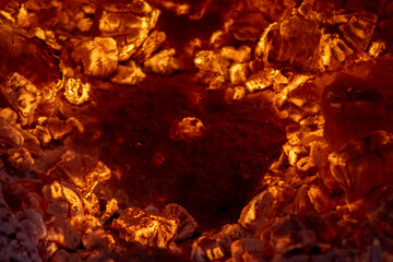 Fuego de roble dentro del horno de adobe, para preparar raicilla, en san gregorio, mixtlan, jalisco