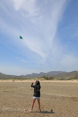 volando una cometa playa niña almería genoveses 4M0A3917-as22