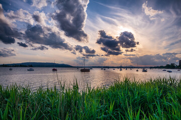 Traumhafter Sonnenuntergang im Sommer Allensbach am Bodensee mit Booten auf dem See